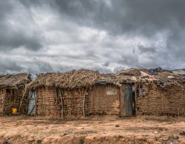 Lais Puzzle - Blick auf ein traditionelles Dorf mit strohgedeckten Häusern und Terrakotta-Wänden in Angola - 40, 100, 200, 500, 1.000 & 2.000 Teile