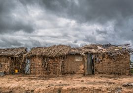 Lais Puzzle - Blick auf ein traditionelles Dorf mit strohgedeckten Häusern und Terrakotta-Wänden in Angola - 1.000 Teile
