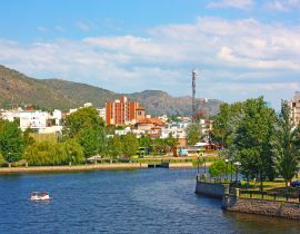Lais Puzzle - VILLA CARLOS PAZ, CORDOBA, ARGENTINIEN: Panoramablick auf die Landschaft der Stadt Carlos Paz an einem sonnigen Tag. Der See San Roque im Vordergrund und die Hügel im Hintergrund - 40, 100, 200, 500, 1.000 & 2.000 Teile