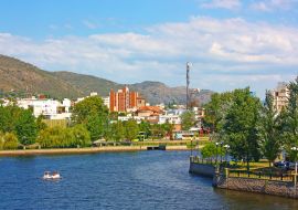 Lais Puzzle - VILLA CARLOS PAZ, CORDOBA, ARGENTINIEN: Panoramablick auf die Landschaft der Stadt Carlos Paz an einem sonnigen Tag. Der See San Roque im Vordergrund und die Hügel im Hintergrund - 1.000 Teile
