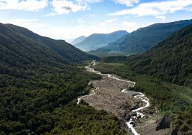 Lais Puzzle - Blick aus der Luft auf ein grünes Tal mit einem Flusslauf, umgeben von Bergen. Nahuel Huapi-Nationalpark in Patagonien, Argentinien - 1.000 Teile