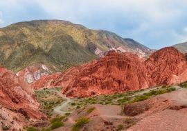 Lais Puzzle - Panoramafoto von den farbigen Hügeln und Bergen im Dorf Purmamarca, Jujuy, Argentinien. Landschaft - 1.000 Teile