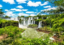 Lais Puzzle - Blick aus dem Dschungel auf die Iguazu-Fälle, den größten Wasserfall der Welt. UNESCO-Welterbe in Brasilien und Argentinien - 1.000 Teile