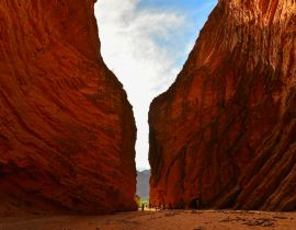 Lais Puzzle - Touristen in El Anfiteatro (Das Amphitheater), Quebrada de las Conchas, oder Quebrada de Cafayate, Salta, Nordwest Argentinien - 40, 100, 200, 500, 1.000 & 2.000 Teile