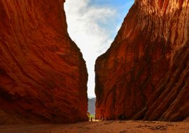Lais Puzzle - Touristen in El Anfiteatro (Das Amphitheater), Quebrada de las Conchas, oder Quebrada de Cafayate, Salta, Nordwest Argentinien - 1.000 Teile
