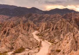 Lais Puzzle - Die berühmte Straße Ruta 40 bei Sonnenuntergang, die sich durch die geologischen Wunder der Quebrada de Las Flechas, Valles Calchaquíes, Salta, Nordwest-Argentinien, schlängelt - 1.000 Teile