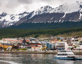 Lais Puzzle - Der Hafen von Ushuaia im Beagle-Kanal in Feuerland im Süden Argentiniens. Ushuaia ist die südlichste Stadt der Welt und ist heute ein beliebter Ausgangspunkt für Antarktis-Kreuzfahrtschiffe - 40, 100, 200, 500, 1.000 & 2.000 Teile