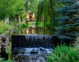 Lais Puzzle - Schöne Landschaft mit Cafe und Wasserkanal, Armenien - 40, 100, 200, 500, 1.000 & 2.000 Teile