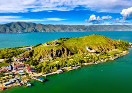 Lais Puzzle - Blick auf die Sewaninsel im Sewansee in Armenien - 1.000 Teile