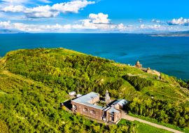 Lais Puzzle - Surb Hakob-Kapelle und Sevanavank-Kloster im Sewansee in Armenien - 1.000 Teile