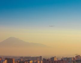 Lais Puzzle - Hochformatige Aufnahme eines Stadtbilds von Eriwan, Armenien, mit dem Berg Ararat - 40, 100, 200, 500, 1.000 & 2.000 Teile