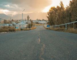 Lais Puzzle - Rissige Asphaltstraße umgeben von Bäumen in einem Dorf in Armenien bei Sonnenuntergang - 40, 100, 200, 500, 1.000 & 2.000 Teile