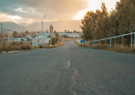 Lais Puzzle - Rissige Asphaltstraße umgeben von Bäumen in einem Dorf in Armenien bei Sonnenuntergang - 1.000 Teile
