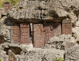Lais Puzzle - Aufwendig geschnitzte Stein-Khatchkars stehen auf einem felsigen Abhang im Geghard-Kloster (Kloster des Speers), Garni, Armenien - 40, 100, 200, 500, 1.000 & 2.000 Teile