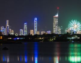 Lais Puzzle - Feuerwerk in moderner Stadt - Gold Coast Australien - 40, 100, 200, 500, 1.000 & 2.000 Teile