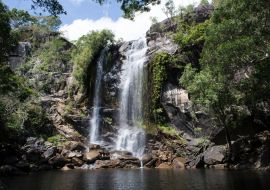 Lais Puzzle - Cascada grande con abundante agua en el medio de una foresta. Cooktown, Queensland, Australien - 1.000 Teile