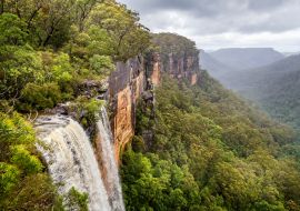 Lais Puzzle - Die Fitzroy-Wasserfälle stürzen über eine Felswand in einen bewaldeten Canyon im Kangaroo Valley, NSW, Australien - 1.000 Teile