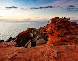 Lais Puzzle - Eine weit entfernte Gestalt blickt über den Ozean am Gantheaume Point, Broome - 40, 100, 200, 500, 1.000 & 2.000 Teile