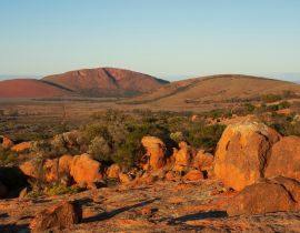 Lais Puzzle - Ein Felsvorsprung zwischen anderen Felsen unter blauem Himmel im australischen Outback - 40, 100, 200, 500, 1.000 & 2.000 Teile