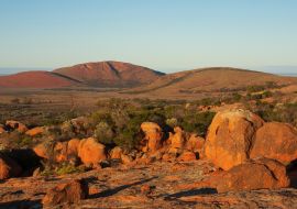 Lais Puzzle - Ein Felsvorsprung zwischen anderen Felsen unter blauem Himmel im australischen Outback - 1.000 Teile