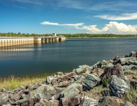 Lais Puzzle - Der 1976 errichtete North Pine Dam mit einer Überlaufrinne aus Beton über den North Pine River in Südost-Queensland, Australien - 40, 100, 200, 500, 1.000 & 2.000 Teile