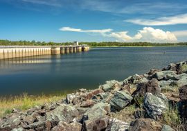 Lais Puzzle - Der 1976 errichtete North Pine Dam mit einer Überlaufrinne aus Beton über den North Pine River in Südost-Queensland, Australien - 1.000 Teile