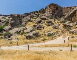 Lais Puzzle - Landschaft des Petroglyphen-Reservats Gobustan, Aserbaidschan - 40, 100, 200, 500, 1.000 & 2.000 Teile