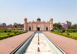 Lais Puzzle - Blick auf das Mausoleum von Bibipari in der Festung Lalbagh. Das Lalbagh Fort ist eine unvollständige Mughal-Festung in Dhaka, Bangladesch - 1.000 Teile