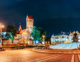 Lais Puzzle - Minsk, Weißrussland. Nachtansicht Kirche der Heiligen Simon und Helena oder Rote Kirche - 40, 100, 200, 500, 1.000 & 2.000 Teile