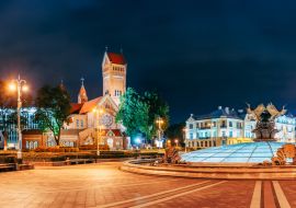 Lais Puzzle - Minsk, Weißrussland. Nachtansicht Kirche der Heiligen Simon und Helena oder Rote Kirche - 1.000 Teile