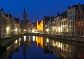 Lais Puzzle - Nächtliches Stadtbild mit Blick auf die Spiegelrei und den Jan van Eyckplein in Brügge, Belgien - 1.000 Teile