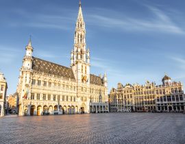 Lais Puzzle - Blick auf das Rathaus am Grand Place in der Altstadt von Brüssel während des sonnigen Wetters in Belgien - 40, 100, 200, 500, 1.000 & 2.000 Teile