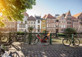 Lais Puzzle - Blick auf die Uferpromenade mit schönen alten Gebäuden und Fahrrädern im Morgenlicht in der Stadt Gent, Belgien - 1.000 Teile
