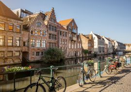 Lais Puzzle - Blick auf die Uferpromenade mit schönen alten Gebäuden und Fahrrädern im Morgenlicht in Gent, Belgien - 1.000 Teile