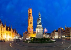 Lais Puzzle - Der Belfortturm und die Statue von Jan Breydel und Pieter de Coninck auf dem Grote Markt während der abendlichen blauen Stunde, Brügge, Belgien - 1.000 Teile