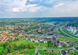 Lais Puzzle - Blick über die Stadt Huy in Belgien und die Maas auf das weit entfernte Atomkraftwerk Tihange - 1.000 Teile