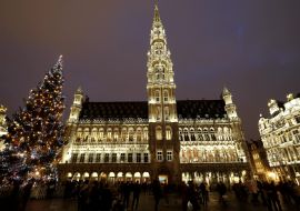 Lais Puzzle - Weihnachtsbaum und Rathaus von Brüssel bei Nacht, Menschen gehen auf dem Grand Place spazieren - 1.000 Teile