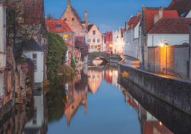 Lais Puzzle - Eine ruhige Nacht entlang einer schönen Gracht in der Altstadt von Brügge, Belgien - 1.000 Teile