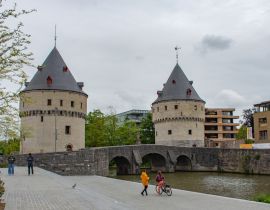 Lais Puzzle - Die mittelalterlichen Broeltürme (Broeltorens) in Courtrai (Kortrijk) und Broelbridge am Fluss Leie, Westflandern, Belgien - 40, 100, 200, 500, 1.000 & 2.000 Teile