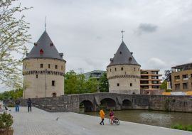 Lais Puzzle - Die mittelalterlichen Broeltürme (Broeltorens) in Courtrai (Kortrijk) und Broelbridge am Fluss Leie, Westflandern, Belgien - 1.000 Teile