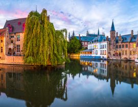 Lais Puzzle - Sonnenuntergangspanorama des Stadtzentrums von Brügge, das oft als das Venedig des Nordens bezeichnet wird, mit dem berühmten Rozenhoedkaai, der in der schönen Dämmerung beleuchtet ist, Provinz Westflandern, Belgien - 40, 100, 200, 500, 1...
