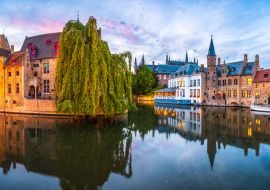 Lais Puzzle - Sonnenuntergangspanorama des Stadtzentrums von Brügge, das oft als das Venedig des Nordens bezeichnet wird, mit dem berühmten Rozenhoedkaai, der in der schönen Dämmerung beleuchtet ist, Provinz Westflandern, Belgien - 1.000 Teile