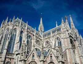 Lais Puzzle - Teilansicht der Kathedrale von Oostende in Belgien von unten - 40, 100, 200, 500, 1.000 & 2.000 Teile