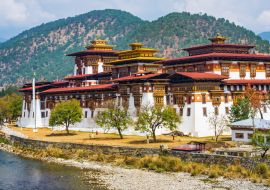 Lais Puzzle - Das Kloster Punakha Dzong in Bhutan Asien eines der größten Klöster in Asien mit der Landschaft und den Bergen im Hintergrund, Punakha, Bhutan - 1.000 Teile
