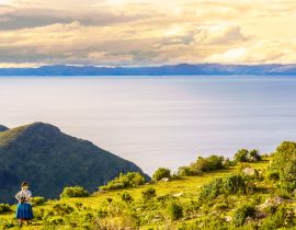 Lais Puzzle - Blick auf eine indigene Frau auf der Isla de Sol am Titicacasee in Bolivien - 40, 100, 200, 500, 1.000 & 2.000 Teile