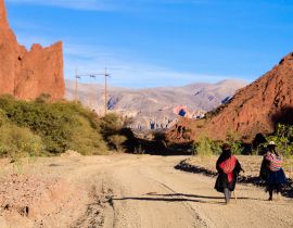 Lais Puzzle - Bolivianische Menschen entlang einer unbefestigten Straße, Bolivien - 40, 100, 200, 500, 1.000 & 2.000 Teile