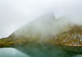 Lais Puzzle - Schöner, mit grünem Moos bewachsener Felsenberg an der Chillata-Lagune, umgeben von viel Nebel bei Sorata, La Paz / Bolivien - 1.000 Teile