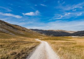 Lais Puzzle - Straße bis zum Horizont, ländliche Steppe und kurvige Hügel, Bosnien - 1.000 Teile