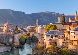 Lais Puzzle - Skyline von Mostar mit der Mostar-Brücke, Häusern und Minaretten, bei Sonnenuntergang in Bosnien und Herzegowina - 1.000 Teile