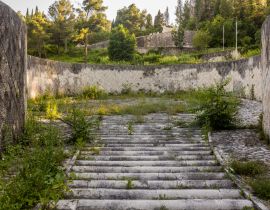 Lais Puzzle - Zerfallener Partisanenfriedhof in Mostar, Bosnien und Herzegowina - 40, 100, 200, 500, 1.000 & 2.000 Teile